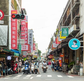 迎台灣設計展10月在台南，永樂市場店家招牌改變，帶來不同城市風貌